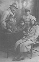 Foto van het gezin van Martinus voor hun vertrek naar Indie op 25 oktober 1931